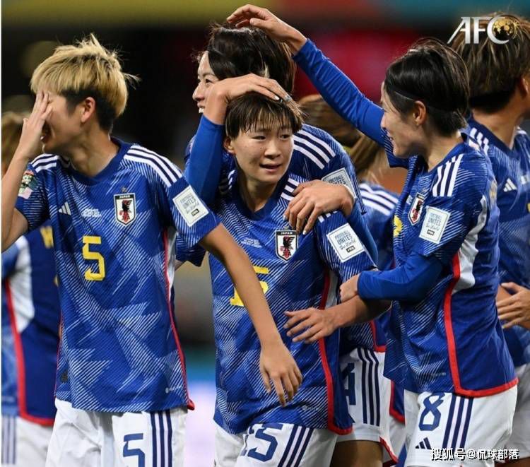 据法国媒体《le10sport》报道，即将到来的冬季转会窗，曼联和曼城将会争夺里尔小将莱尼-约罗（LenyYoro），曼市双雄已经和球员及所在的俱乐部里尔取得了联系。